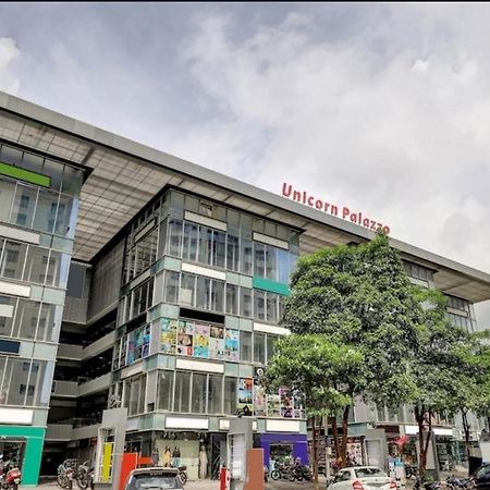 Hotel Unicorn, Surat Buitenkant foto