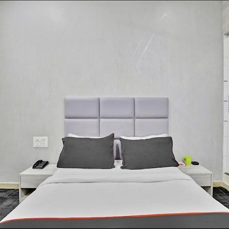 Hotel Unicorn, Surat Buitenkant foto