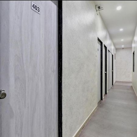 Hotel Unicorn, Surat Buitenkant foto