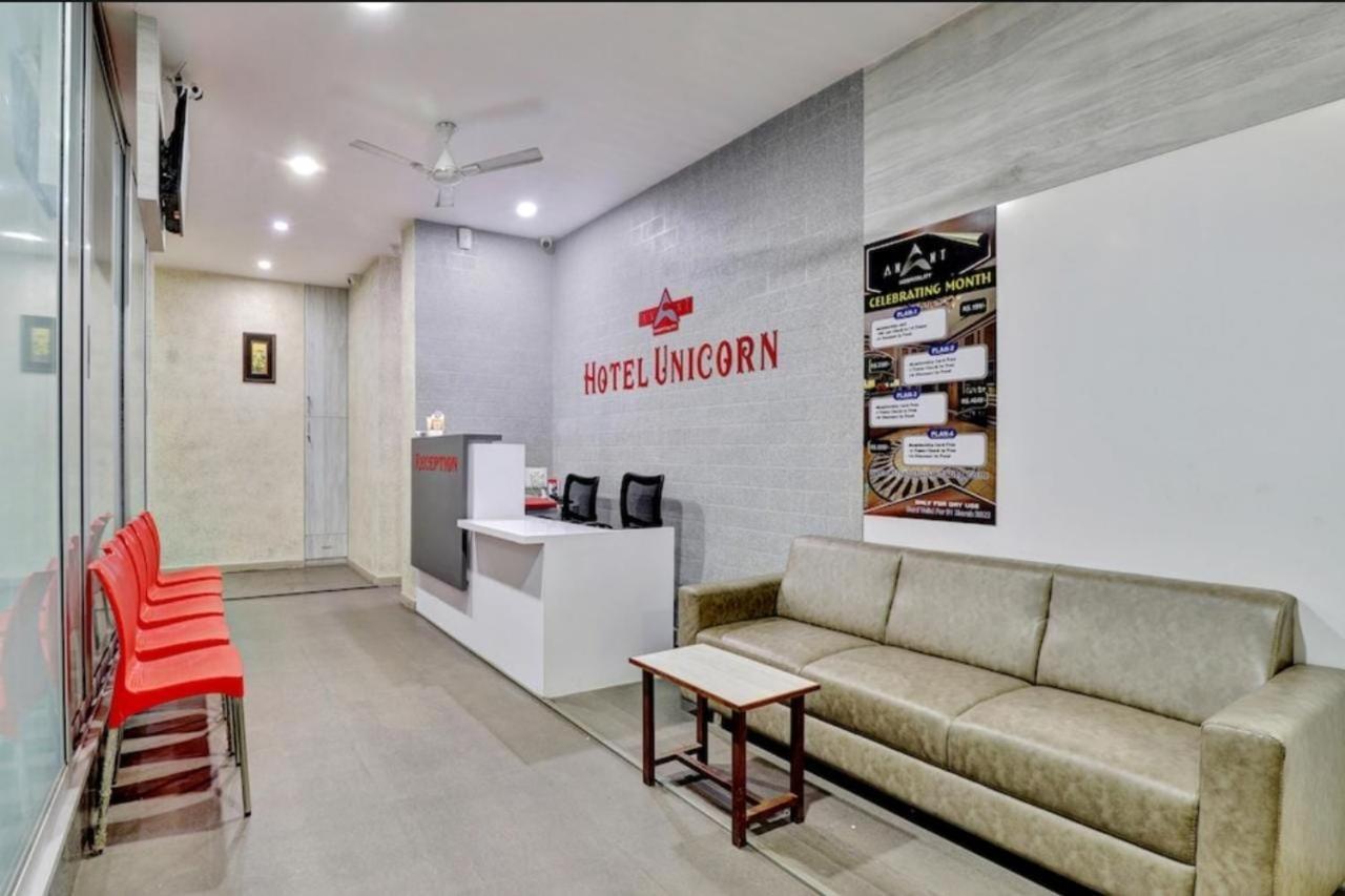 Hotel Unicorn, Surat Buitenkant foto