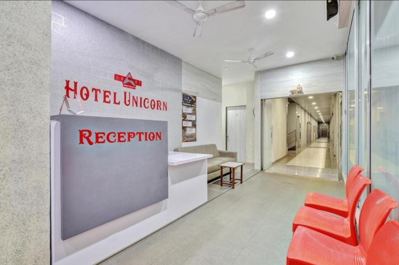 Hotel Unicorn, Surat Buitenkant foto