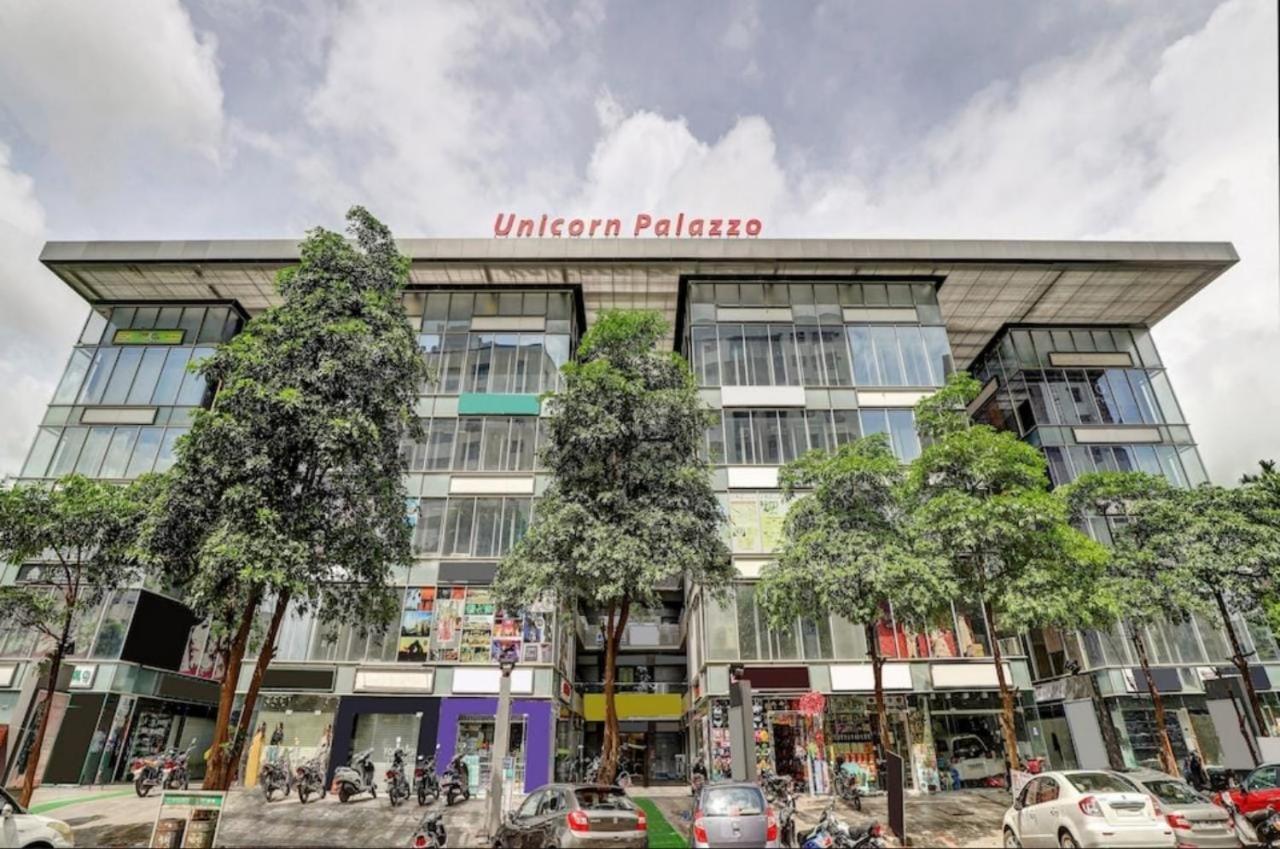 Hotel Unicorn, Surat Buitenkant foto