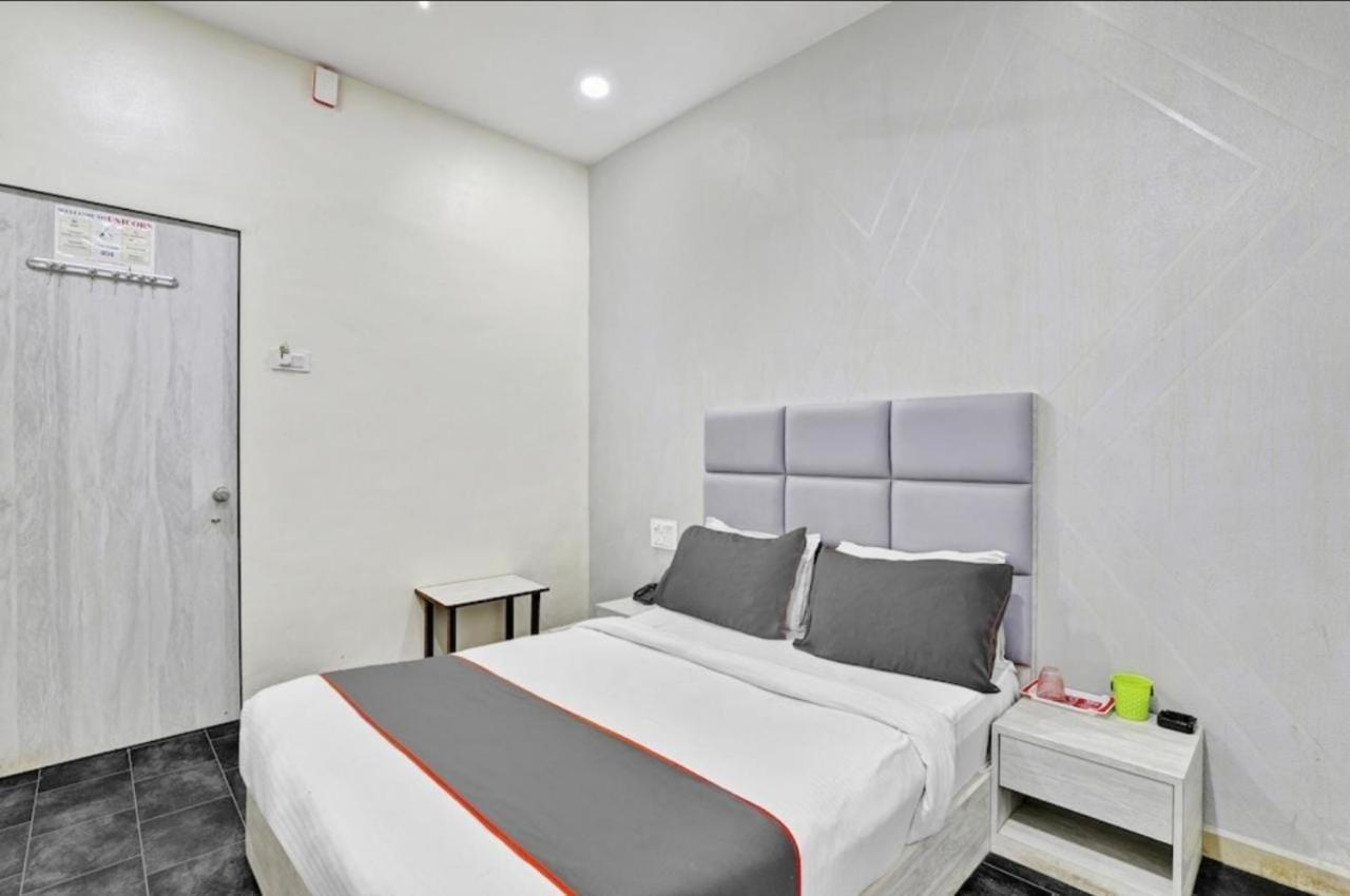 Hotel Unicorn, Surat Buitenkant foto