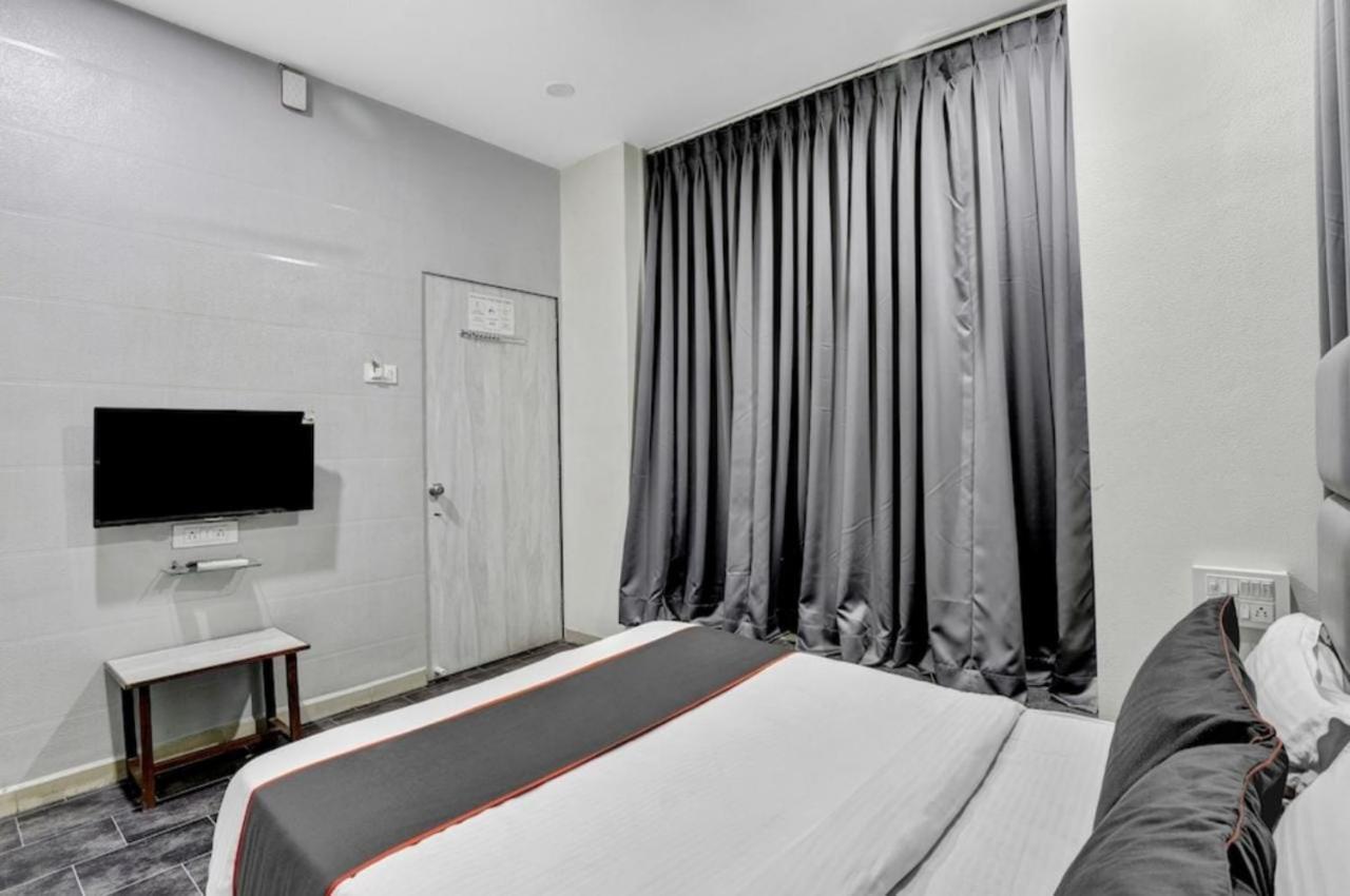 Hotel Unicorn, Surat Buitenkant foto
