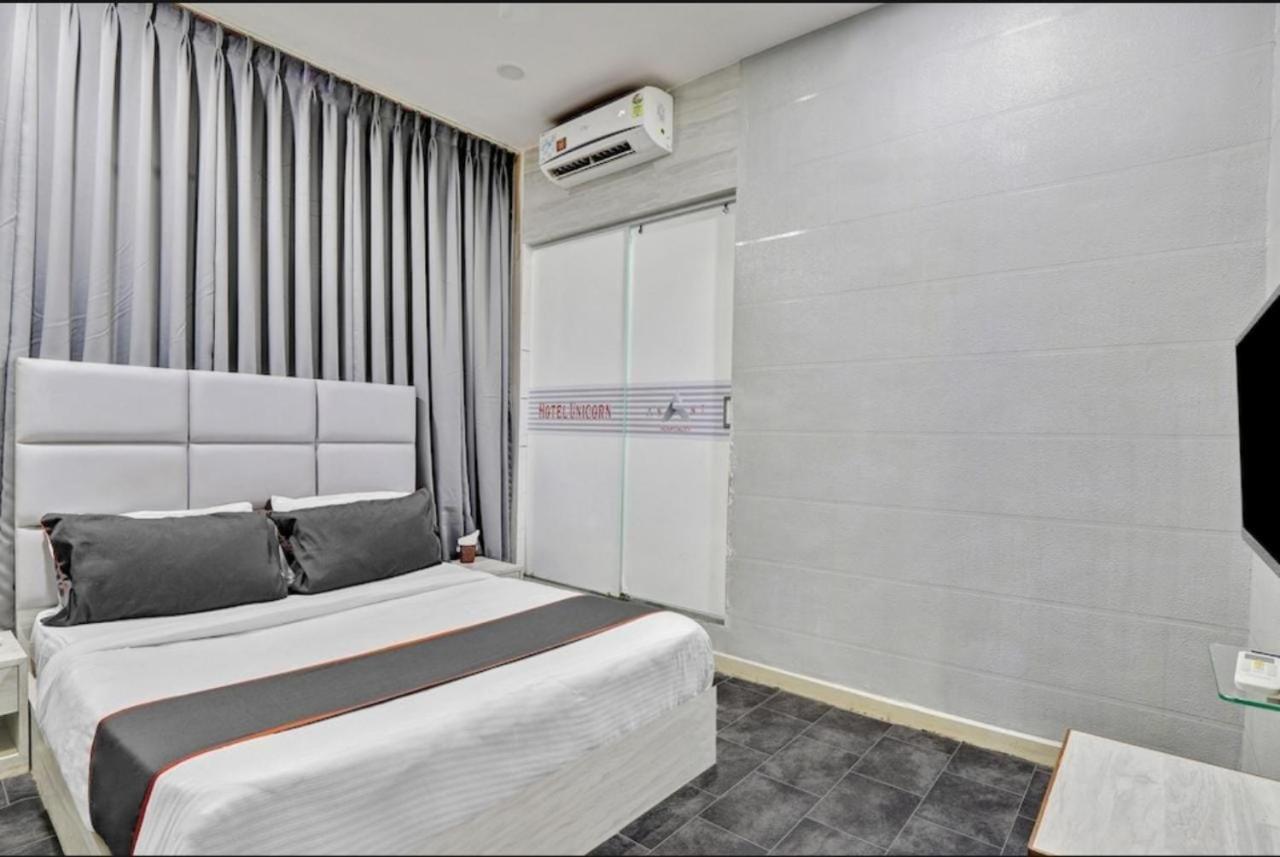 Hotel Unicorn, Surat Buitenkant foto