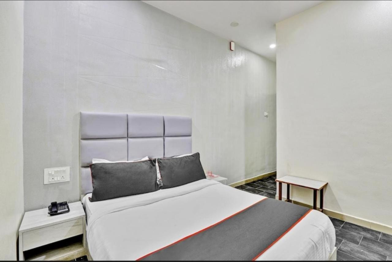 Hotel Unicorn, Surat Buitenkant foto