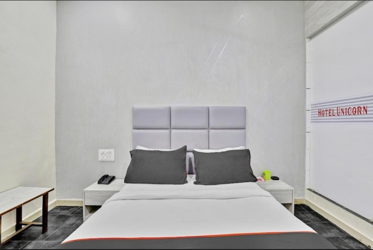 Hotel Unicorn, Surat Buitenkant foto